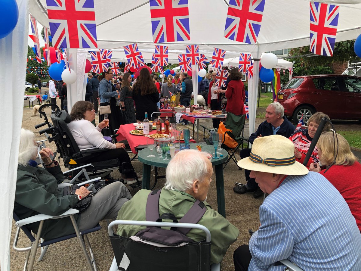 LewishamCouncil's tweet photo. 👑 Having an event for the King's Coronation? Apply now for your Temporary Event Notice (TEN) before 20 April. This allows you to hold a one-off event including entertainment or the sale of alcohol. 

🍾 Apply online here:
https://t.co/7IxSGFUZP8 https://t.co/w3NipAd4yP