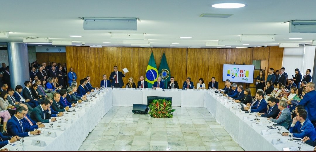 rede_marco's tweet photo. É TRABALHANDO que se solucionam os problemas do Brasil e não andando de Jetsky.

@LulaOficial e Alckmin reunidos nesta manhã de terça-feira, discutindo ações de enfrentamento à violência nas escolas com parlamentares, governadores e ministros. https://t.co/hh29aDi1Dw