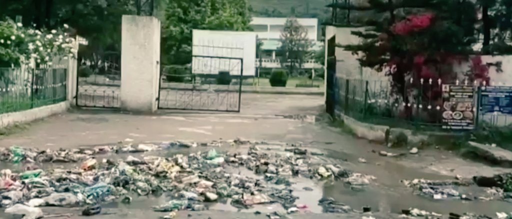 sahilgonatra's tweet photo. A single rain exposed the inefficiency of the PWD dept.Road nearby Government PG College Rajouri particularly outside main gate is in the state of worst shabby condition due to negligence of PWD department.Lack of drainage disposal mechanism is creating the mess all-around
#Dcsir https://t.co/uxQBBiXIyT