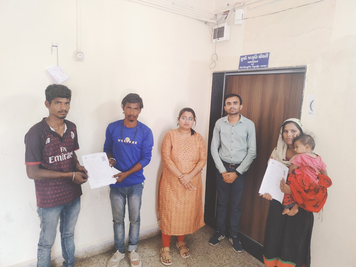 32Bayad's tweet photo. નોંધારાનો આધાર કાર્યક્રમ અંતર્ગત આજરોજ બાળ સમાજ સુરક્ષા વિભાગ મોડાસા ના સહયોગ થી બાયડ ખાતે જી.ઇ.બી કચેરી સામે રહેતા મતદારયાદી માં નોંધાયેલ ન હોય તેવા લાયકાત ધરાવતા 04 નાગરિકો ના ફોર્મ 6 મેળવવામાં આવ્યા.
#Voter_registration
@CEOGujarat @DeoArvalli @EroBayad @rac_arvalli @MamBayad https://t.co/znkNv6syhI