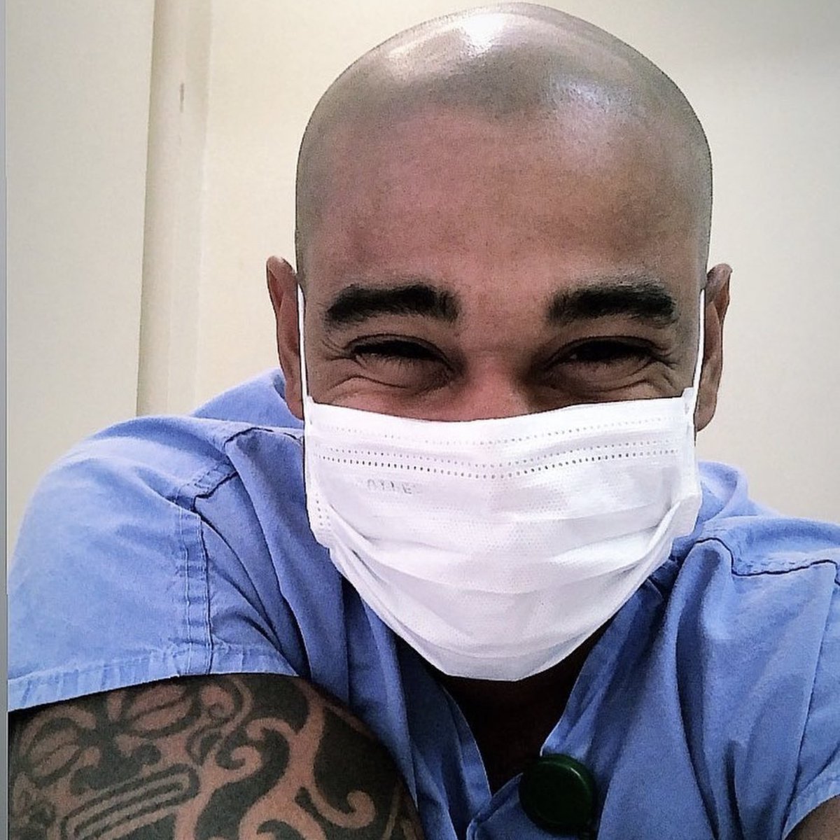 choquei's tweet photo. 🚨BASTIDORES: O enfermeiro e ex-bbb Cezar Black deve participar da cerimônia da assinatura do presidente Lula que vai garantir o pagamento do piso salarial para a enfermagem. A solenidade está marcada para às 17h30, no palácio do planalto. #BBB23 https://t.co/hUQkiPsO67