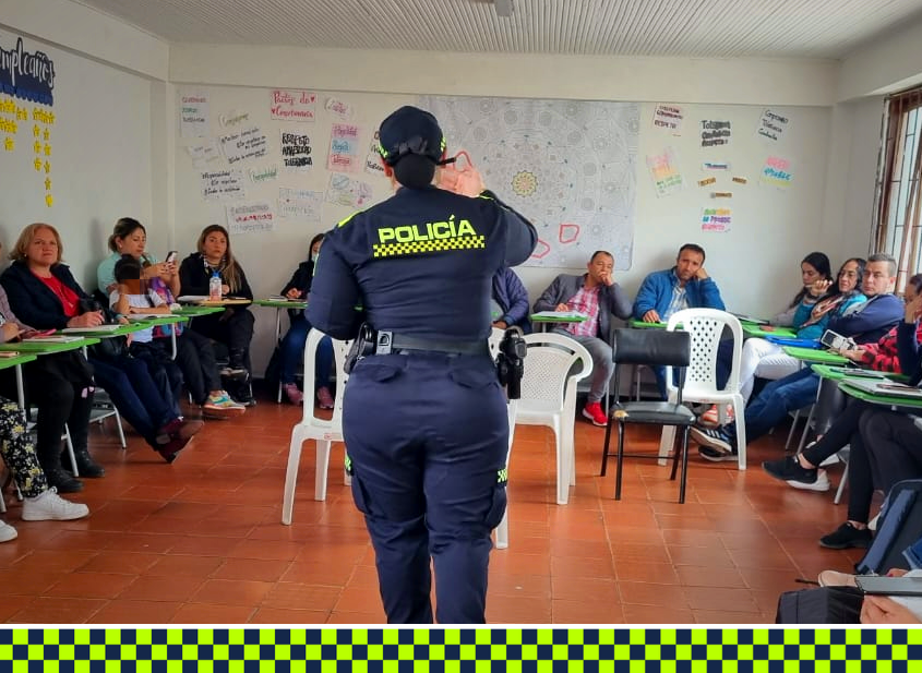 PoliciaSabana's tweet photo. Nuestro grupo de @ProteccionPonal llevo a cabo una Reunión con los docentes de un colegio del municipio de #Zipacon, en donde se trataron temas de ambiente escolar y como deben abordarlos.
#DiosYPatria
#EsUnHonorSerPolicía https://t.co/O5X10xuk4X