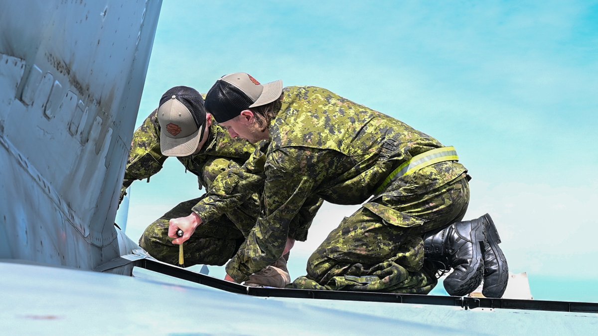 RCAFOperations's tweet photo. #RCAF Aircraft Technicians on #ExCOUGARSOUTH work hard to make sure @RCAF_ARC CF18 Hornets are properly configured for training flights with our @USMC & Louisiana Air National Guard partners. 📸Cpl Curtis #Teamwork #TechTuesday https://t.co/VCRvDfncMz