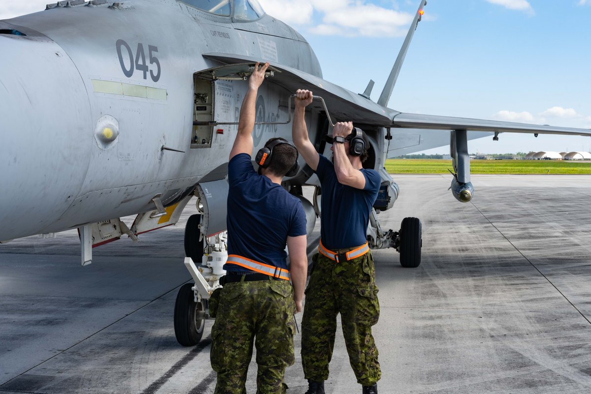 RCAFOperations's tweet photo. #RCAF Aircraft Technicians on #ExCOUGARSOUTH work hard to make sure @RCAF_ARC CF18 Hornets are properly configured for training flights with our @USMC & Louisiana Air National Guard partners. 📸Cpl Curtis #Teamwork #TechTuesday https://t.co/VCRvDfncMz