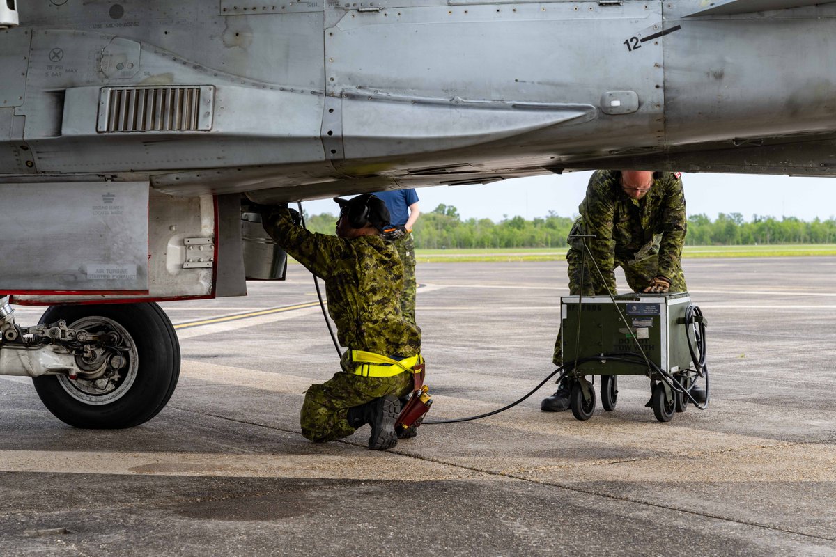 RCAFOperations's tweet photo. #RCAF Aircraft Technicians on #ExCOUGARSOUTH work hard to make sure @RCAF_ARC CF18 Hornets are properly configured for training flights with our @USMC & Louisiana Air National Guard partners. 📸Cpl Curtis #Teamwork #TechTuesday https://t.co/VCRvDfncMz