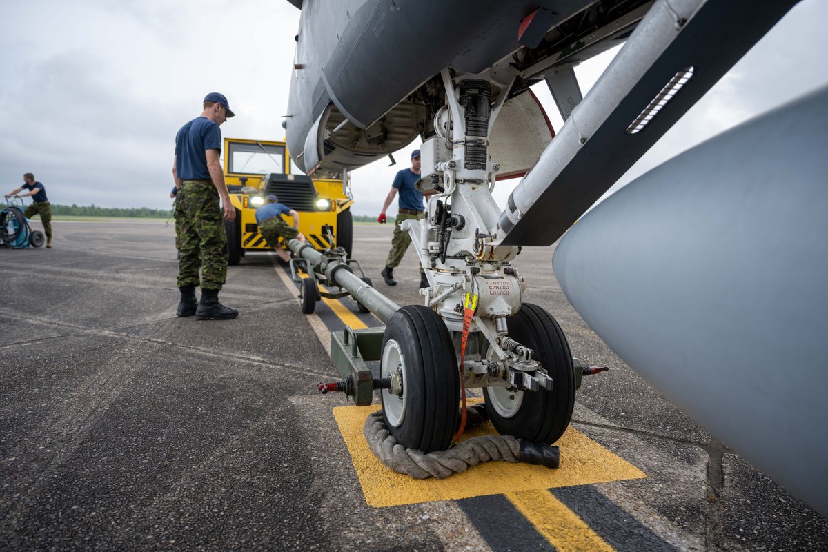 RCAFOperations's tweet photo. #RCAF Aircraft Technicians on #ExCOUGARSOUTH work hard to make sure @RCAF_ARC CF18 Hornets are properly configured for training flights with our @USMC & Louisiana Air National Guard partners. 📸Cpl Curtis #Teamwork #TechTuesday https://t.co/VCRvDfncMz