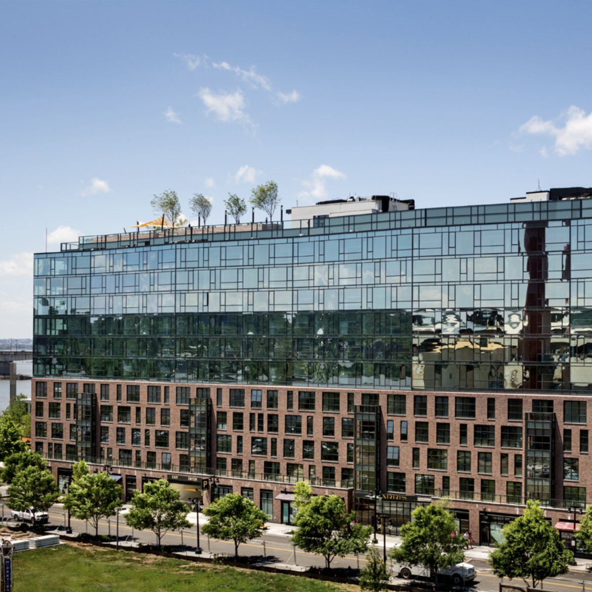 themaxcollab's tweet image. Arris (2016)—Luxury apartments situated within 5 million sq. ft. of historic Navy land, converted by Forest City into The Yards. The reflective outer shell of Arris emphasizes its place on the Washington D.C. riverfront—one of the most striking places to live in the city.⁠