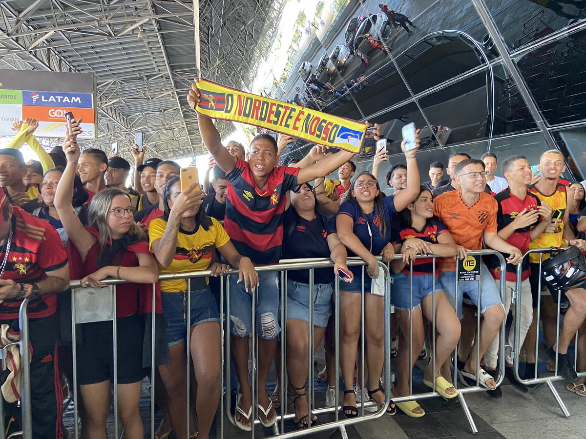 NE45Minutos's tweet photo. Torcida em bom número para o #AeroSport. A previsão para a chegada do ônibus rubro-negro é as 15:30H 🦁 https://t.co/TvfJ0C1wNj