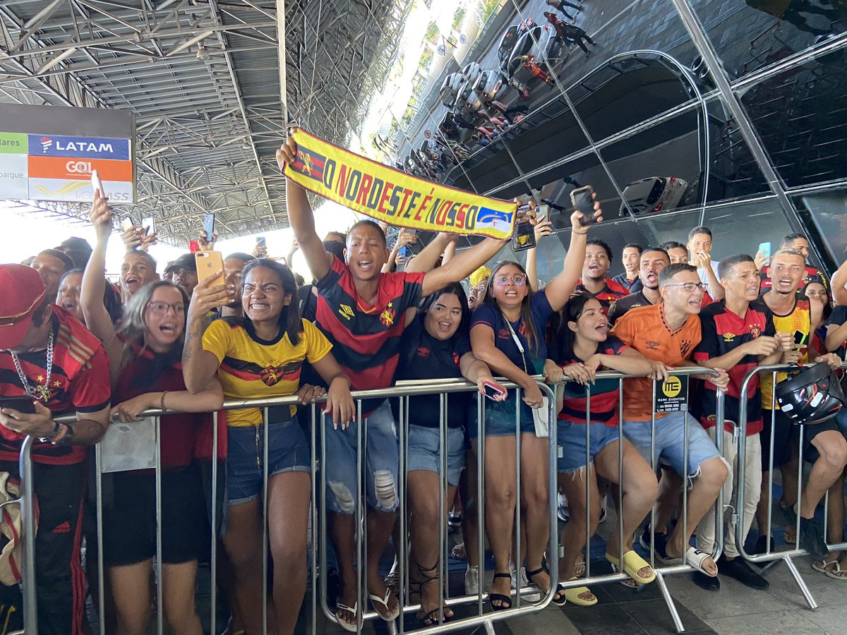 NE45Minutos's tweet photo. Torcida em bom número para o #AeroSport. A previsão para a chegada do ônibus rubro-negro é as 15:30H 🦁 https://t.co/TvfJ0C1wNj