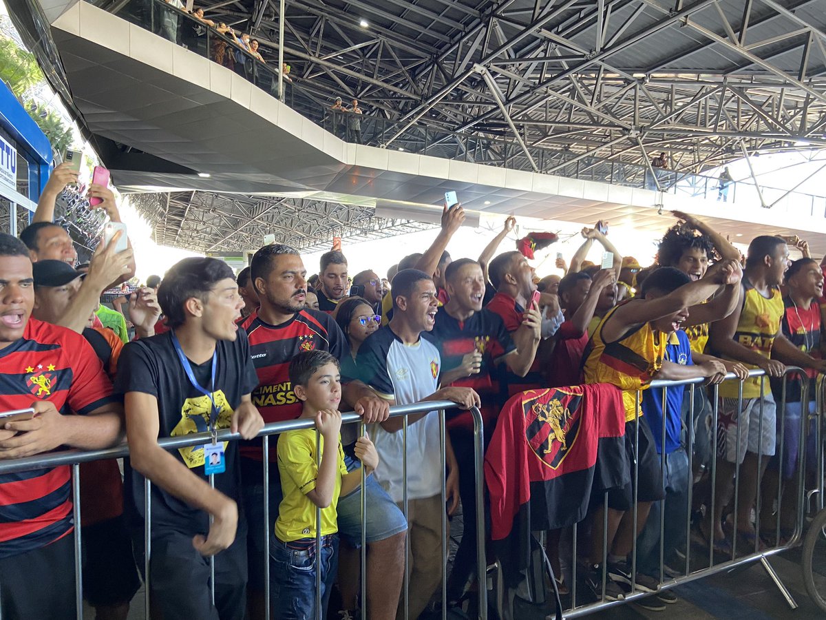 NE45Minutos's tweet photo. Torcida em bom número para o #AeroSport. A previsão para a chegada do ônibus rubro-negro é as 15:30H 🦁 https://t.co/TvfJ0C1wNj