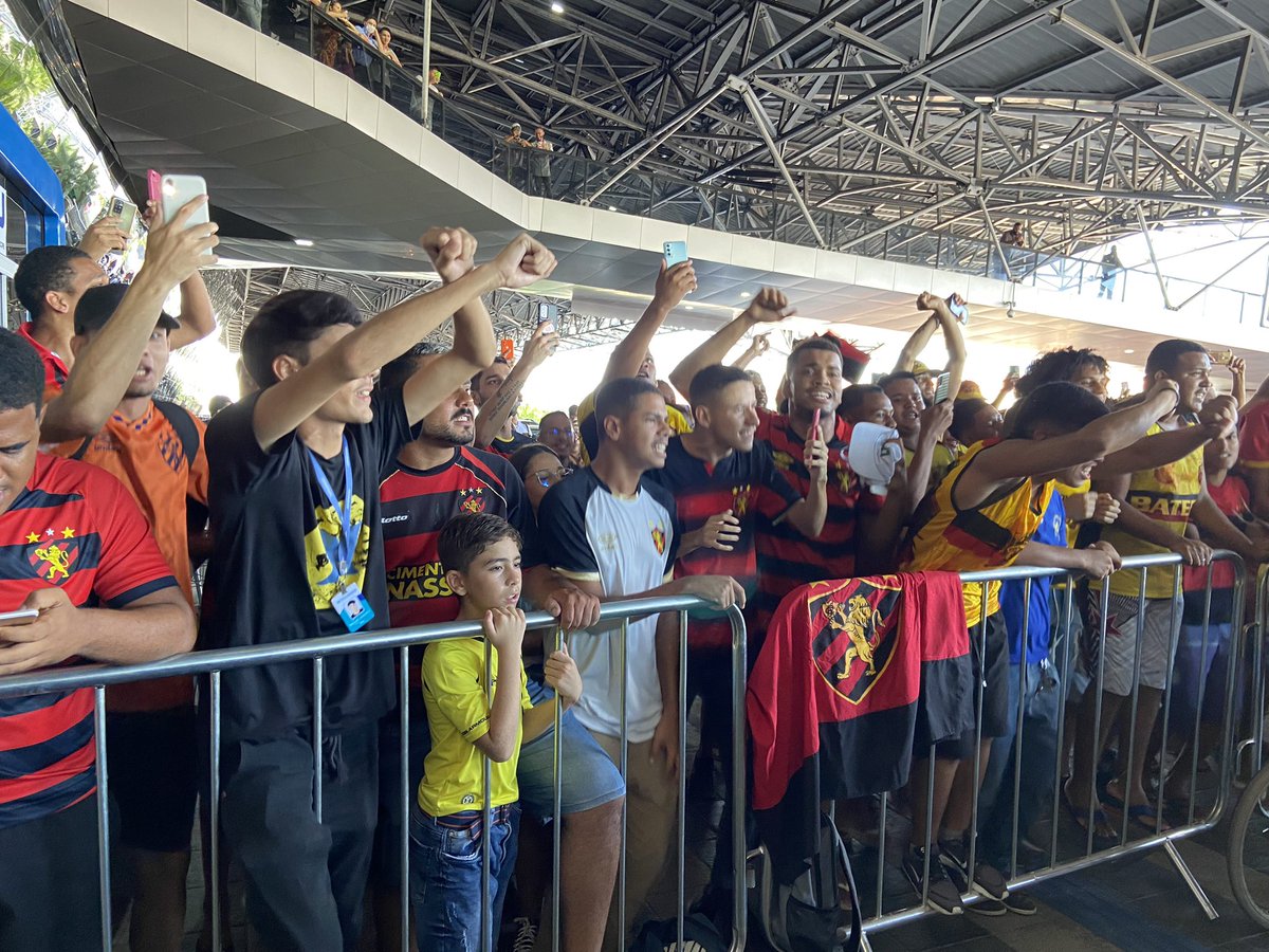 NE45Minutos's tweet photo. Torcida em bom número para o #AeroSport. A previsão para a chegada do ônibus rubro-negro é as 15:30H 🦁 https://t.co/TvfJ0C1wNj