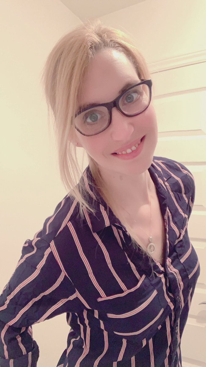 CathyGraphics3's tweet photo. Today, exceptionally, I looked like a secretary! 

Hoy, excepcionalmente, ¡parecía una secretaria! 

#MartesDeOdio https://t.co/BiFPzJuoHF