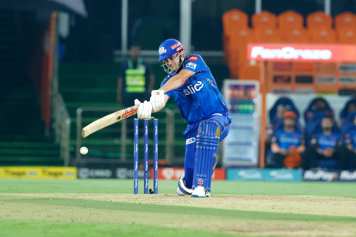 MurohitM's tweet photo. Great win for @mipaltan 🔥
And I love the way #Green played the entire game. And #TimDavid too, those classy catches and a quick run out. 

#TATAIPL2023 
#SRHvsMI https://t.co/kIR7buEmxf