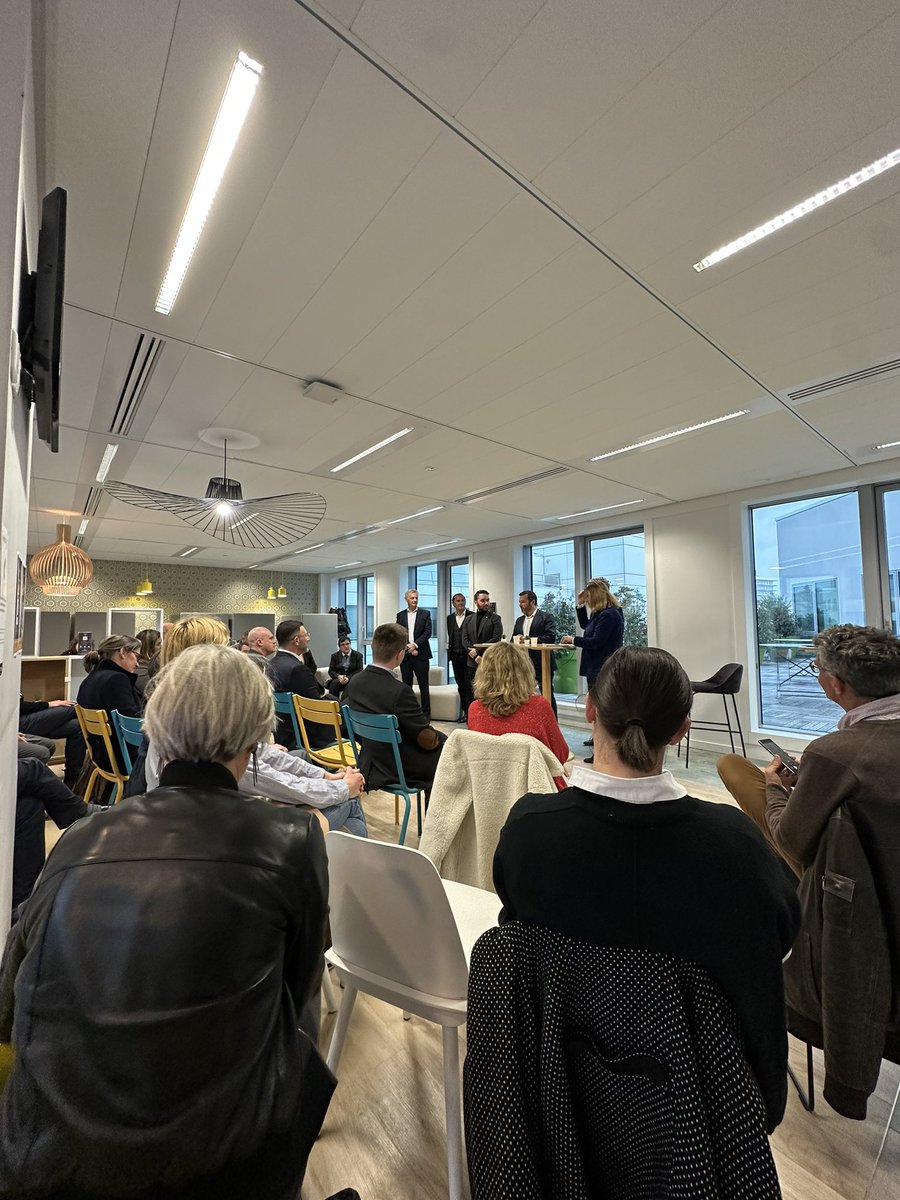 Superbe soirée en cours sur le thème de l'Emploi des #Seniors !

De beaux invités, du monde et des questions intéressantes.
C'est un sujet important, il nous faut apporter de la réflexion.

#garches #rueil #horizonsleparti #neuilly
#EdouardPhilippe #reformedeseetraites