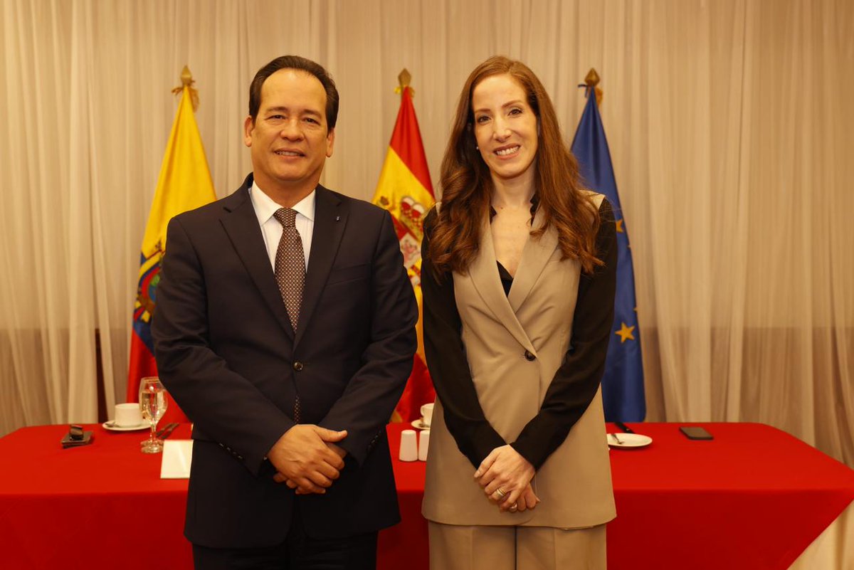 CamespaQuito's tweet photo. Gracias a @henrycucalon, ministro de @mingobiernoec, por su intervención y transparencia al participar en el conversatorio.

Agradecemos también a @latinaseguros y @legalecuador por hacer posible este evento.

#Eventoscamespa #Networking https://t.co/VKuvF3LkLM