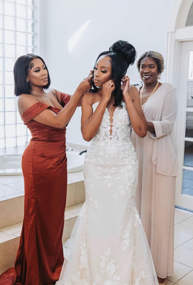 SydneeMonet's tweet photo. My Big Sister Is A Married Woman Now 🥰🫶🏽 The Joy Of Being Able To Witness This Moment Is Something That Can’t Be Explained 🤞🏽❤️
#MrsJackson 💍 https://t.co/NN1uX8OpxR