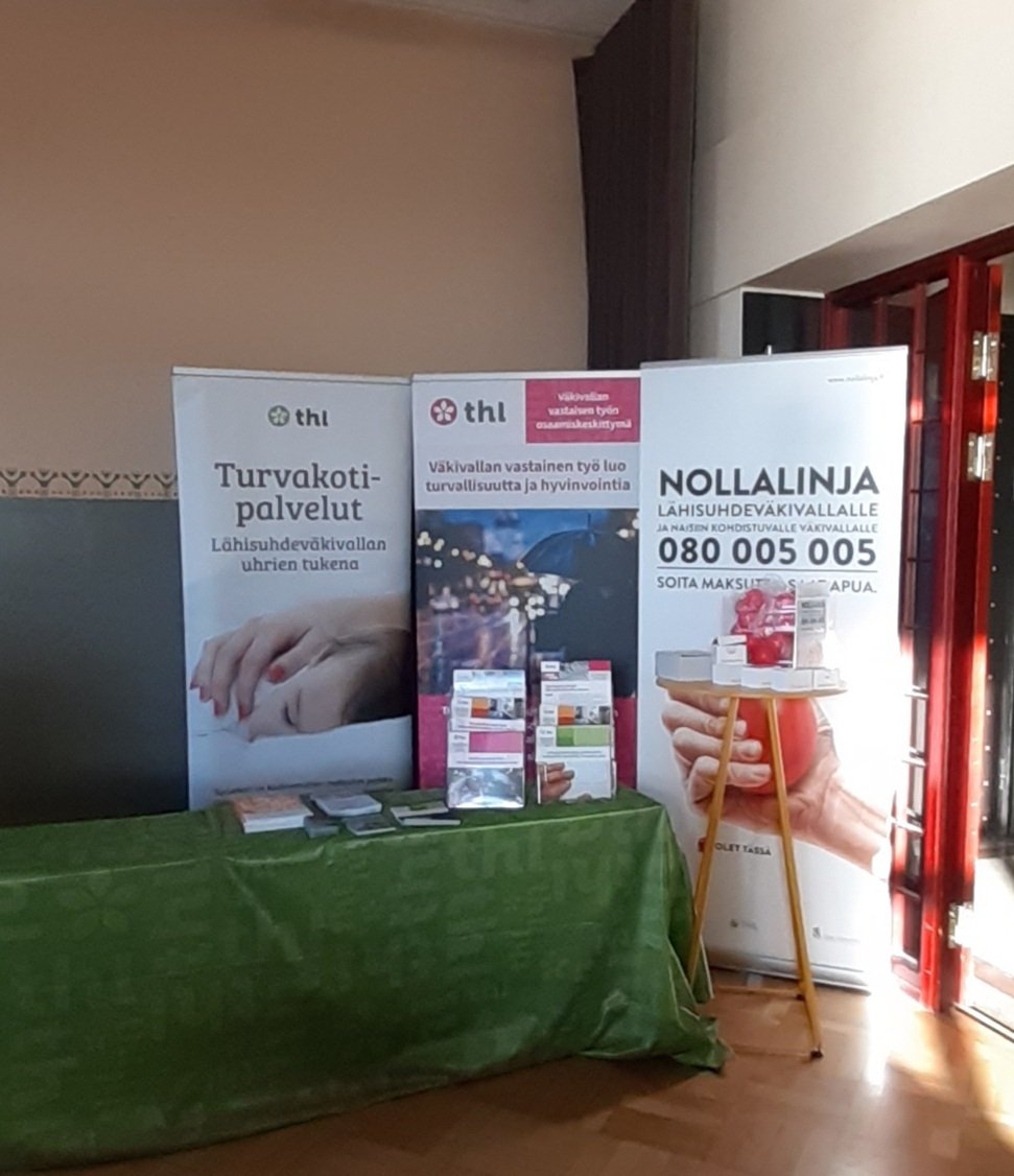 Aikuissosiaalityön päivillä mukana myös THL turvakotipalvelut, Nollalinja ja kunniaan liittyvän väkivallan asiantuntijat. Tule jutulle, ständi on valmiina! #turvakoti #nollalinja #klv