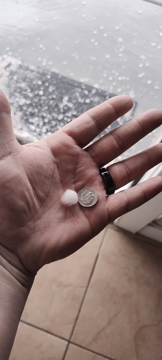 MikeNicewander's tweet photo. Almost dime sized hail here in Kearns 👀 @NWSSaltLakeCity https://t.co/8i5gTNhFjp