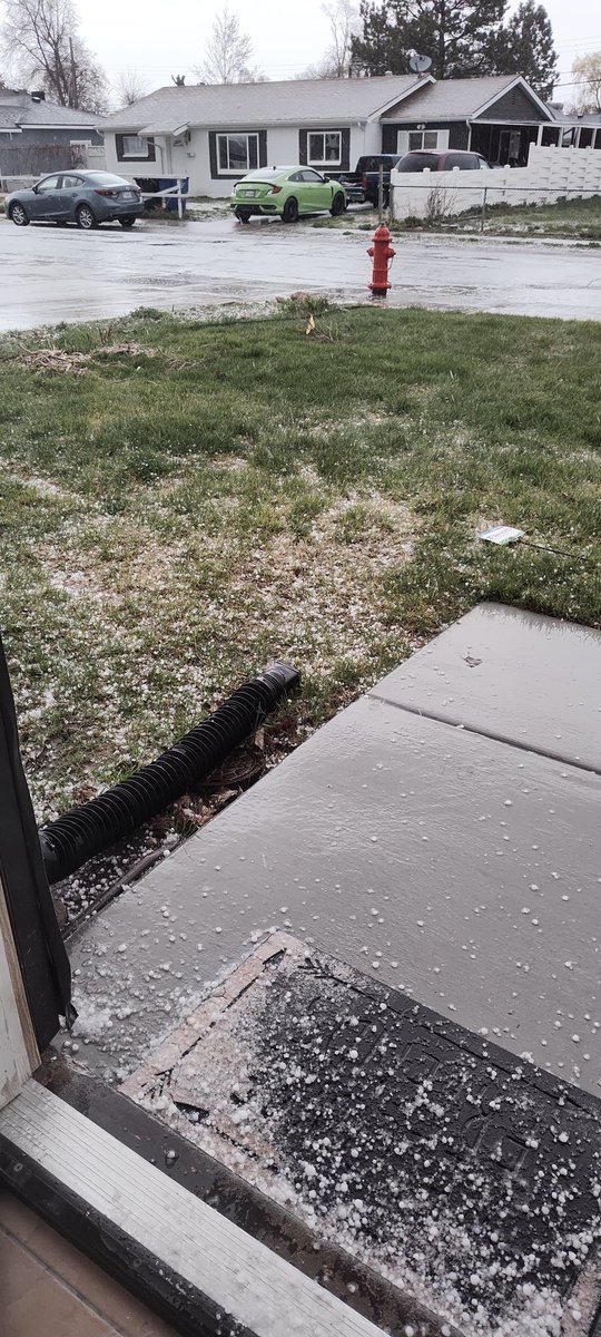 MikeNicewander's tweet photo. Almost dime sized hail here in Kearns 👀 @NWSSaltLakeCity https://t.co/8i5gTNhFjp
