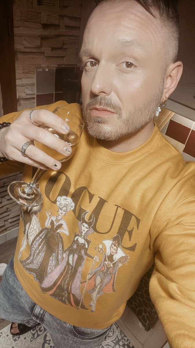 LABN1985's tweet photo. Rester hydratรฉ en toutes circonstances. Le vin, cโest de lโeau il parait ๐๐ซฃ #stayhydrated #healthy #LGBTQIAgoodvibes #feltcutewontdeletelater #gay #cheers #CheersForReal https://t.co/b7ZA2sJFgf