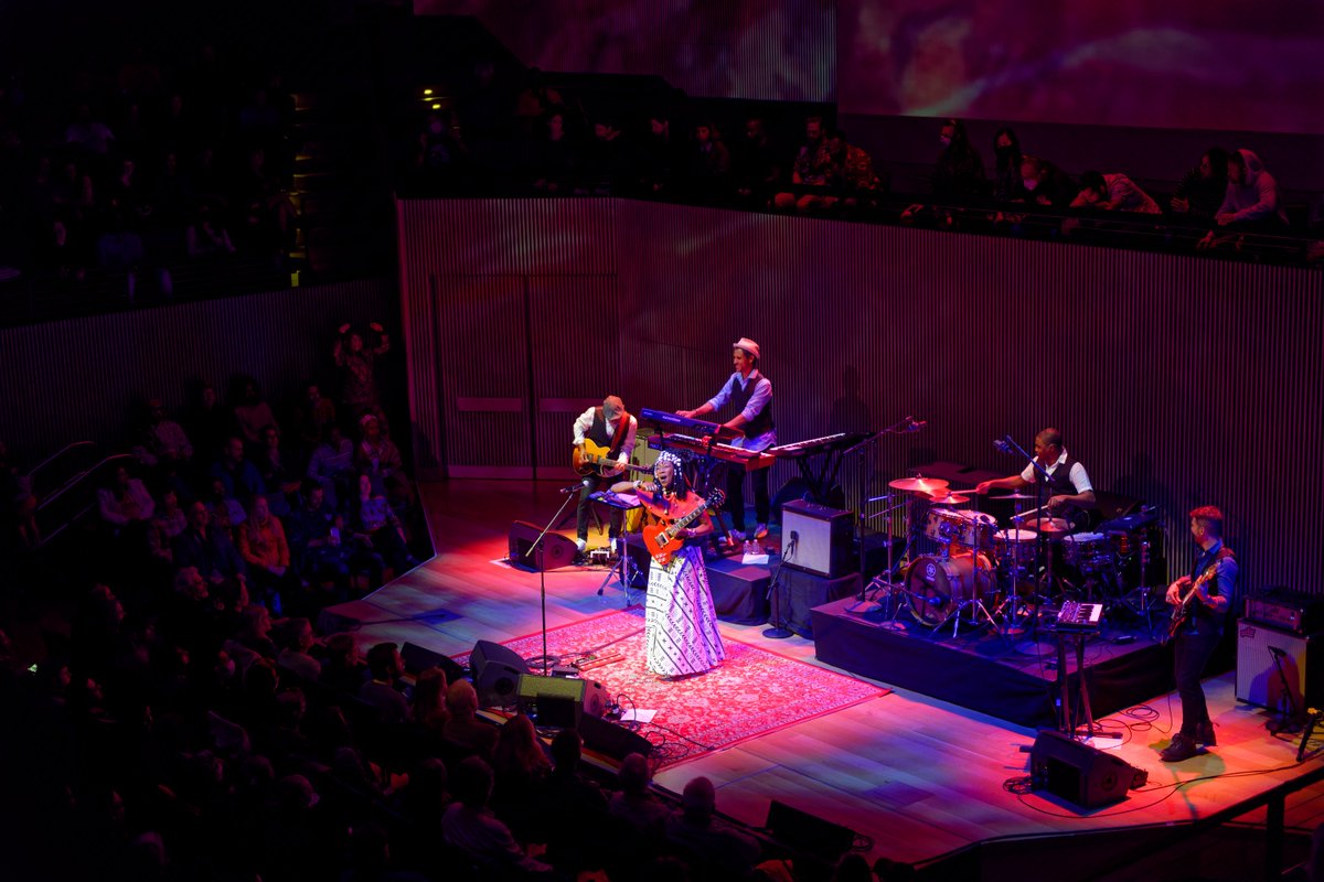 Great review of Fatoumata Diawara’s performance this past Sunday at the SFJAZZ Center by @staticandblur, connecting the dots between Malian cultural history, resistance, awareness, music, and fashion: staticandblur.com/gallery/fatoum…

Photo Credit: Jon Bauer