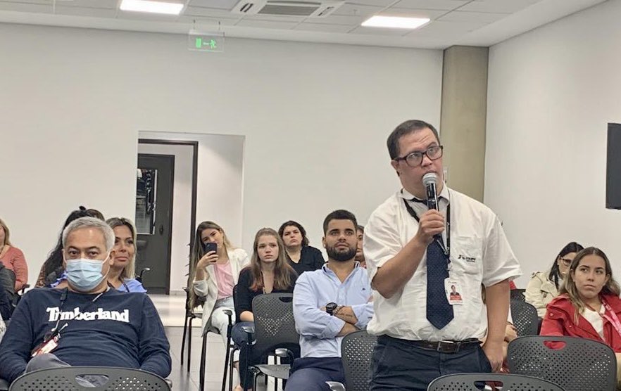 Lenin's tweet photo. La discapacidad no es incapacidad, sino parte de la maravillosa diversidad que vivimos. Fue la reflexión que trabajamos en la conferencia con funcionarios de @itaipuparaguay. Con mística, solidaridad y trabajo en equipo, lograremos la inclusión de las personas con discapacidad. https://t.co/SSSoceBCvm