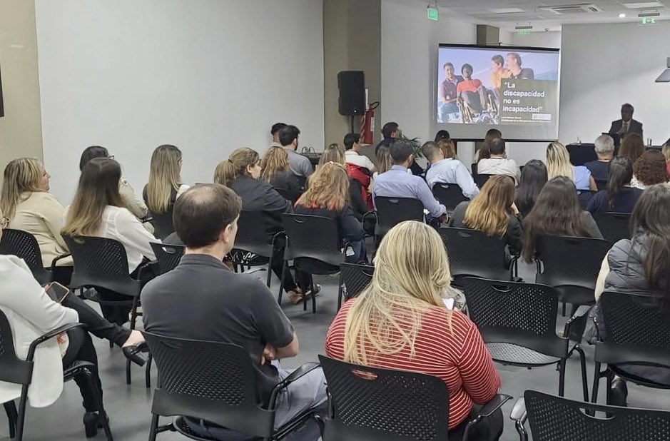 Lenin's tweet photo. La discapacidad no es incapacidad, sino parte de la maravillosa diversidad que vivimos. Fue la reflexión que trabajamos en la conferencia con funcionarios de @itaipuparaguay. Con mística, solidaridad y trabajo en equipo, lograremos la inclusión de las personas con discapacidad. https://t.co/SSSoceBCvm