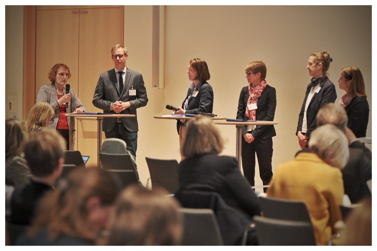 TMF_eV's tweet photo. Wie kann Patientenbeteiligung in der Forschung gelingen? Das diskutieren C. Mundlos @ACHSEeV H. Kerek-Bodden @XgegenKrebs S. Kautz-Freimuth @UKKoeln S. Weg-Remers @DKFZ in Session 3 auf dem #tmfjk2023. https://t.co/CD3vLbuAxl