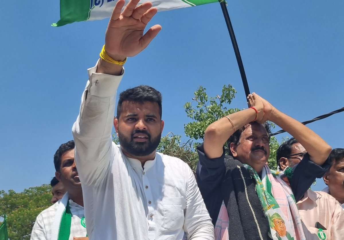 ಕಡೂರು ವಿಧಾನಸಭಾ ಕ್ಷೇತ್ರದ ಜೆಡಿಎಸ್ ಪಕ್ಷದ ಅಭ್ಯರ್ಥಿಯಾಗಿ ನಾಮಪತ್ರ ಸಲ್ಲಿಸಿದ ಕ್ಷಣದಲ್ಲಿ ಭಾಗವಹಿಸಿದ್ದ ಅಪಾರ ಜನಸ್ತೋಮ, ಈ ಕಾರ್ಯಕ್ರಮದಲ್ಲಿ ಮಾಜಿ ಪ್ರಧಾನಿ <a href="/H_D_Devegowda/">H D Devegowda</a> ಅವರು ಹೆಚ್ ಡಿ ರೇವಣ್ಣ ಹಾಗೂ ನಮ್ಮೆಲ್ಲರ ನೆಚ್ಚಿನ ಯುವ ಸಂಸದರಾದ <a href="/iPrajwalRevanna/">Prajwal Revanna</a> ಅವರು ಭಾಗವಹಿಸಿದ್ದರು.

#ಜನತಾಸರ್ಕಾರ #JanataDalSecular #Kadur