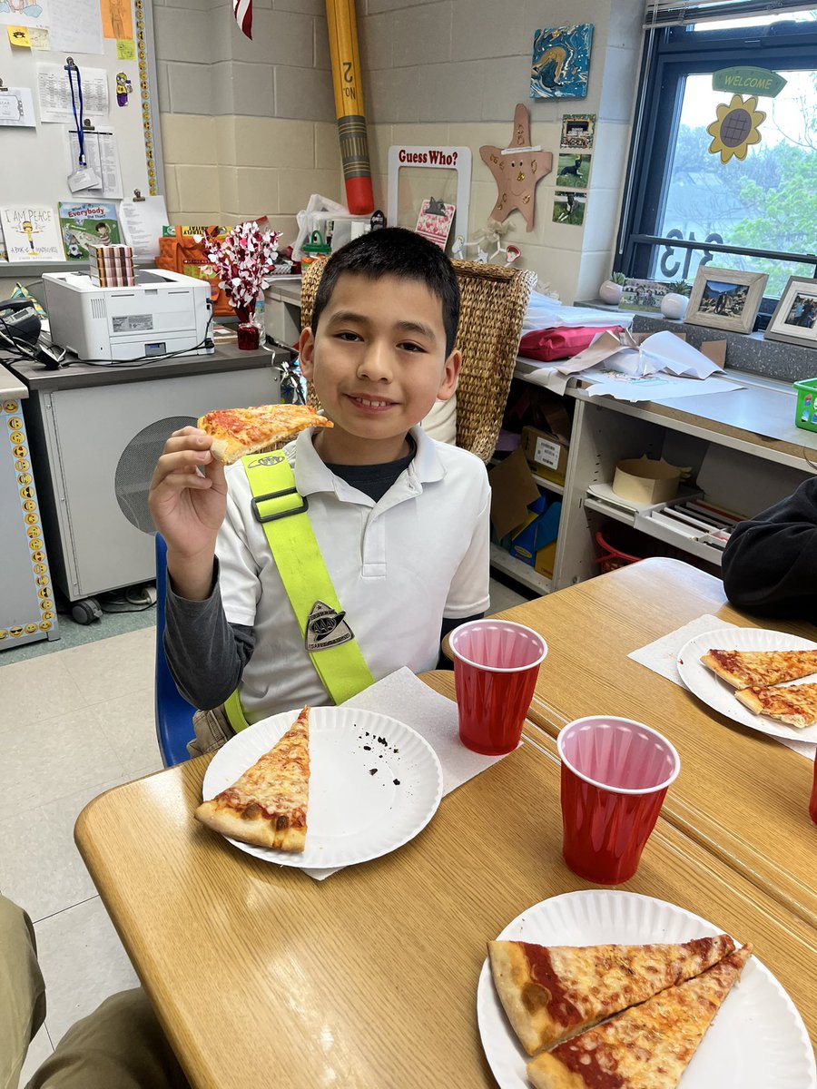 StilesKelley's tweet photo. The 3rd response from sending out our opinion paragraphs = a pizza party for everyone! Cheers to Scala’s Pizzeria on Brighton Ave for appreciating Ian’s writing!! #FavoriteRestaurant #SpreadingKindness #RealWorldConnections #TogetherWeCan ♥️🍕♥️ https://t.co/TAmOyJd6yd