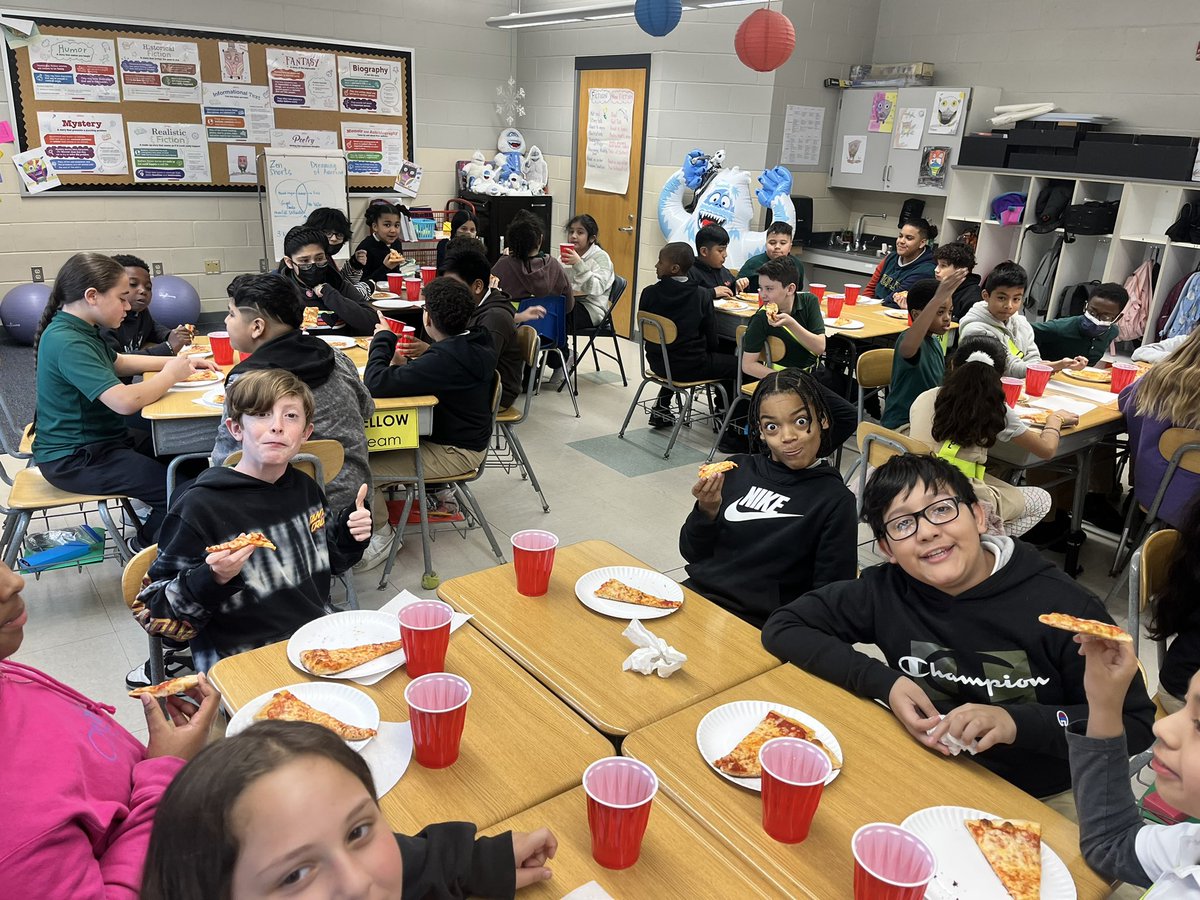 StilesKelley's tweet photo. The 3rd response from sending out our opinion paragraphs = a pizza party for everyone! Cheers to Scala’s Pizzeria on Brighton Ave for appreciating Ian’s writing!! #FavoriteRestaurant #SpreadingKindness #RealWorldConnections #TogetherWeCan ♥️🍕♥️ https://t.co/TAmOyJd6yd