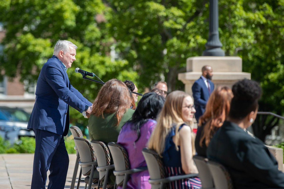 AGTimGriffin's tweet photo. I told those gathered for the #SaveARStudents rally about the dangers of opioid abuse, which claimed the life of one of my former campaign volunteers. I am committed to fighting this scourge, which has destroyed the lives of and killed so many Arkansans. @arkansasdhs #arnews https://t.co/SjeYIikibN