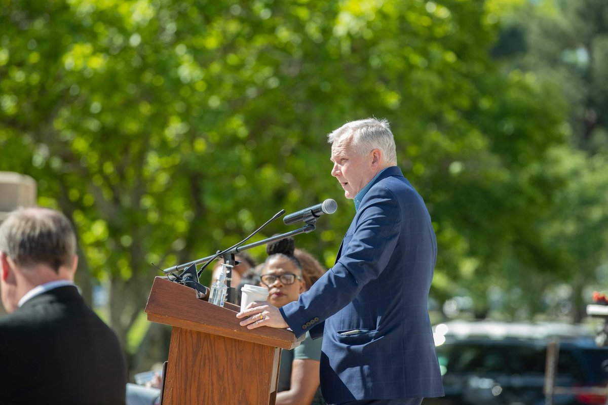 AGTimGriffin's tweet photo. I told those gathered for the #SaveARStudents rally about the dangers of opioid abuse, which claimed the life of one of my former campaign volunteers. I am committed to fighting this scourge, which has destroyed the lives of and killed so many Arkansans. @arkansasdhs #arnews https://t.co/SjeYIikibN