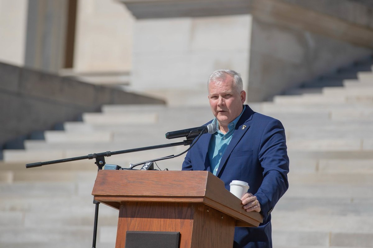 AGTimGriffin's tweet photo. I told those gathered for the #SaveARStudents rally about the dangers of opioid abuse, which claimed the life of one of my former campaign volunteers. I am committed to fighting this scourge, which has destroyed the lives of and killed so many Arkansans. @arkansasdhs #arnews https://t.co/SjeYIikibN