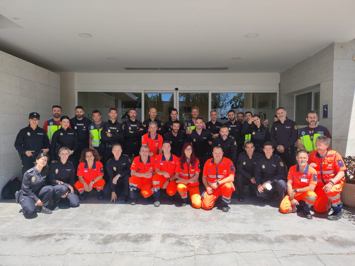 fayusob's tweet photo. Jornadas de Puertas Abiertas del Centro de Emergencias Sanitarias SP 061 de Cádiz del SAS de @saludand con agentes de la @policianacional. El 061 de Andalucía organiza cada año más de 50 JPA a diferentes colectivos e instituciones por las que pasan más de 2000 ciudadanos. https://t.co/TzLY3hTLvY