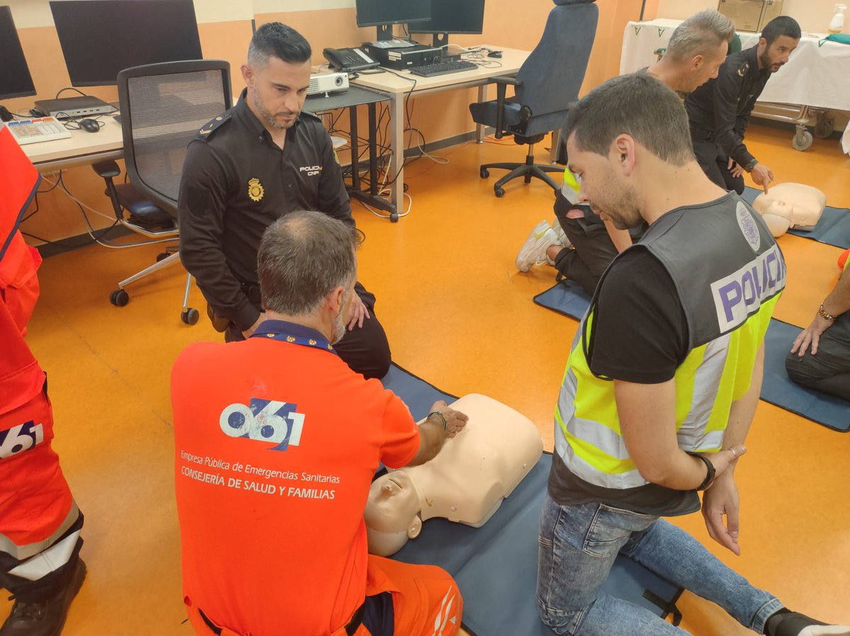 fayusob's tweet photo. Jornadas de Puertas Abiertas del Centro de Emergencias Sanitarias SP 061 de Cádiz del SAS de @saludand con agentes de la @policianacional. El 061 de Andalucía organiza cada año más de 50 JPA a diferentes colectivos e instituciones por las que pasan más de 2000 ciudadanos. https://t.co/TzLY3hTLvY