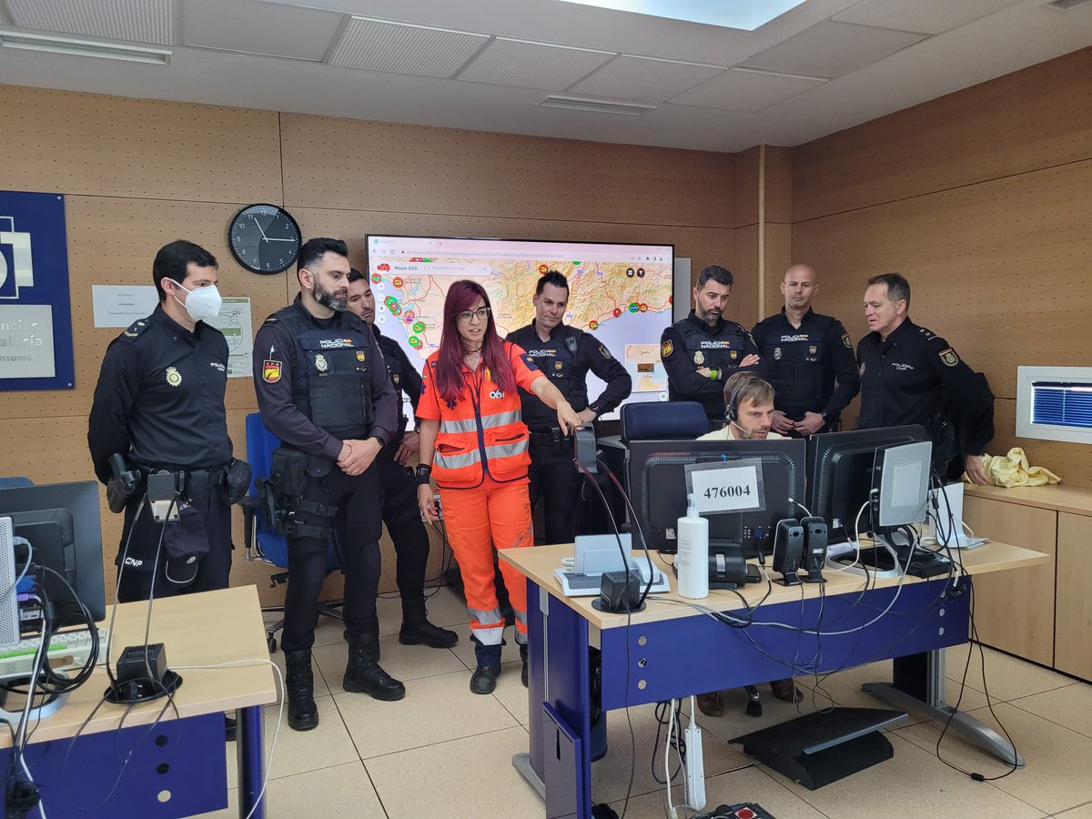 fayusob's tweet photo. Jornadas de Puertas Abiertas del Centro de Emergencias Sanitarias SP 061 de Cádiz del SAS de @saludand con agentes de la @policianacional. El 061 de Andalucía organiza cada año más de 50 JPA a diferentes colectivos e instituciones por las que pasan más de 2000 ciudadanos. https://t.co/TzLY3hTLvY