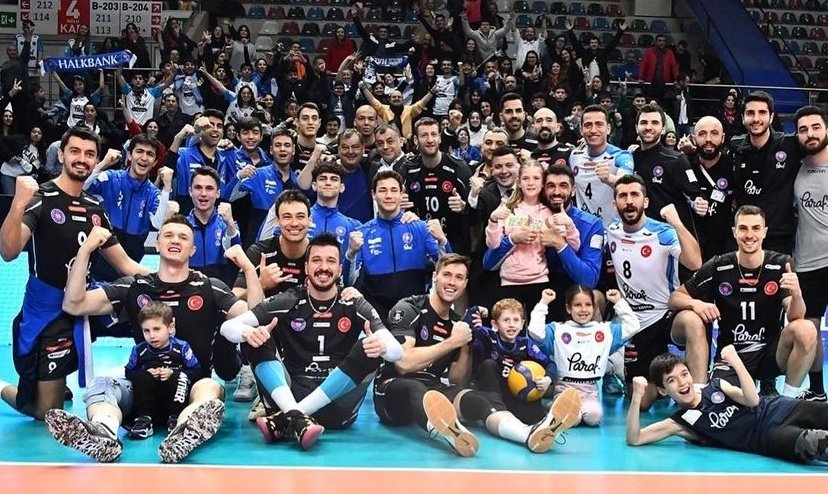 Temmzvolley's tweet photo. Fenerbahçe'yi 3-0 ile geçen Halkbank, Türkiye kupasında şampiyon🏆🏆

#KupaVolley2023 https://t.co/jvBuE2lVYN