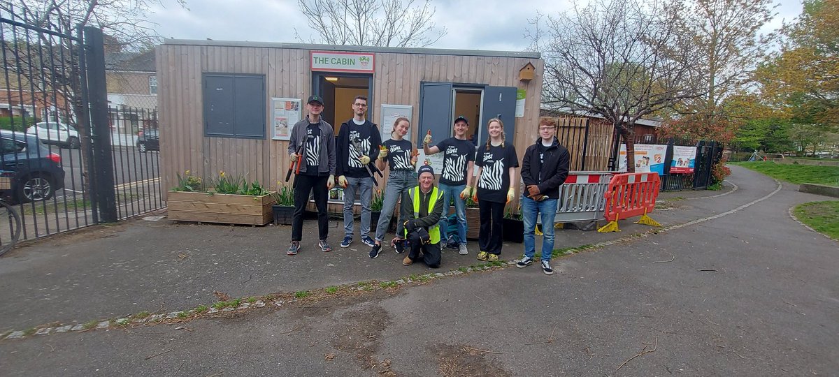 NPBigLocal's tweet photo. We had the lovely folk from @ZebraTechnology volunteering all day with us. They helped us to start sorting Floyde's Garden in @RussellPark_N22 in time for this summer's NP140 festivities! #LoveNoelPark #LifeAtZebra https://t.co/qRNlMfvtYb