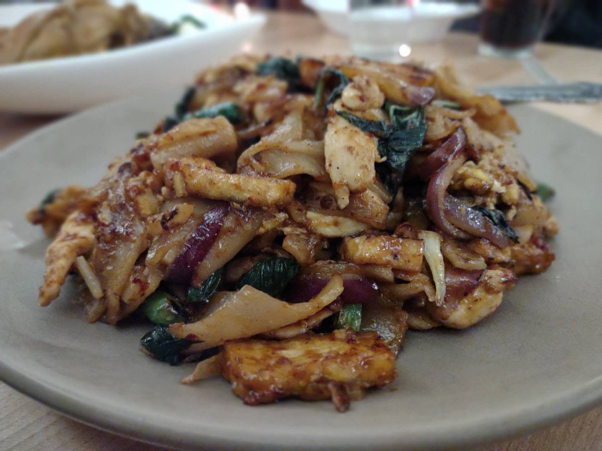 ChineseFoodPor1's tweet photo. Do you know what is #Peranakan #food? It is food created by #chinese #immigrants now living in #malesia and #Indonesia , I ordered #chicken and #noodles in the #restaurant, #chinese way of cooking and southeastern #asia condiments/spices. 😋 #yummy #tuesdayvibe #TongueOutTuesday https://t.co/EHw1bIpYoi