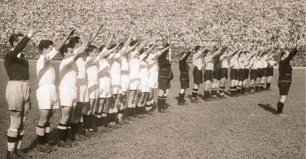 Photo of Real Madrid players in honor of Franco - Marca 1943