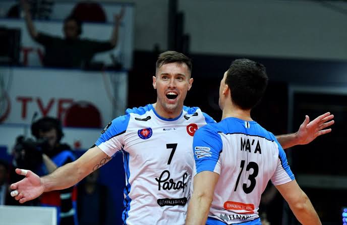 Temmzvolley's tweet photo. 🇺🇸Thomas Jaeschke × 🇹🇷Fenerbahçe (3 set)

20 sayı
%74 hücum 17/23
%75 pos %38 perf sk 8 top
2 ace 1 blok
+17 WL 

#KupaVolley2023 final https://t.co/FPdx2fDbD0