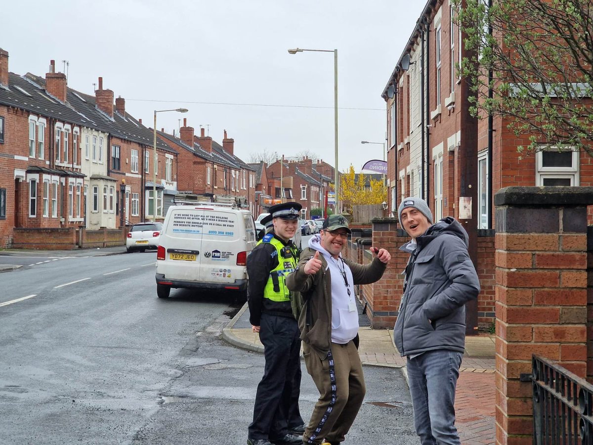 As part of our community safety fund project with @WestYorkshireCA , our lived experience outreach team have been walking the streets of Castleford with local Police engaging with young people about anti-social behaviour.
@wy_vru
@gasped
@NirajMistry22