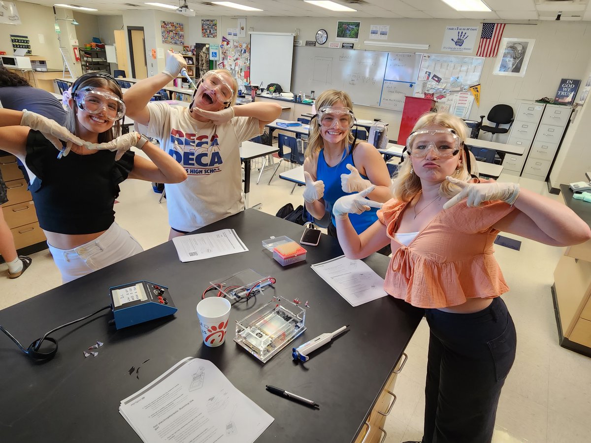 RHSMounties's tweet photo. AP Bio completing the 2nd day of the Chopped (DNA editing) Lab.
#TheCuttingEdge! #APBioROCKS https://t.co/YTQtGasDCX