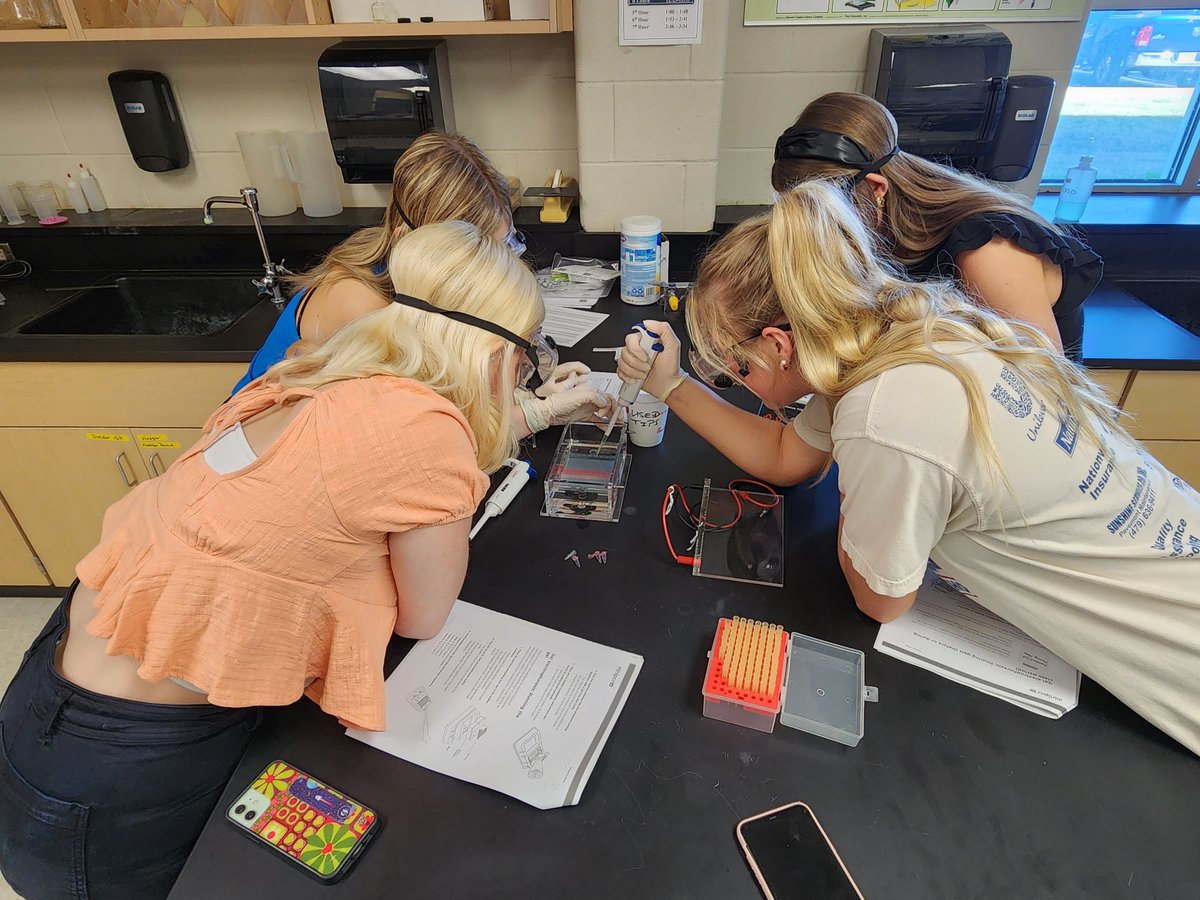 RHSMounties's tweet photo. AP Bio completing the 2nd day of the Chopped (DNA editing) Lab.
#TheCuttingEdge! #APBioROCKS https://t.co/YTQtGasDCX