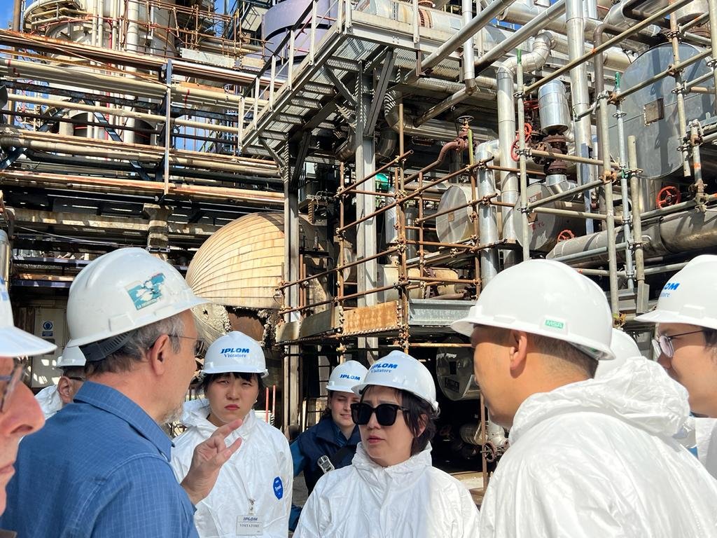 .

МУ-ын Газрын тосны үйлдвэрийн Устөрөгчийн үйлдвэрийг Италийн "Kinetics Technology", Хүхэр ялгах байгууламжийг Францын "Axens", Бензин боловсруулах, Гидрокрекинг, Дизелийн гидро цэвэрлэгээ, Шингэрүүлсэн шатдаг хий ялгах байгууламжийг АНУ-ын "UOP honeywell", Висбрекингийн