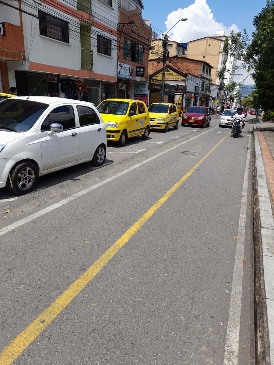 Responsabilizamos al alcalde <a href="/JCardenasRey/">Juan Carlos Cárdenas</a> y al director de Tránsito <a href="/cebuenocad/">Carlos Bueno</a> por las víctimas ciclistas que se puedan presentar tras el levantamiento ilegal e irregular de la segregación de la ciclorruta de la Cll. 55 ¡Esta admon. no construyó ni un solo Km pero sí los quita!