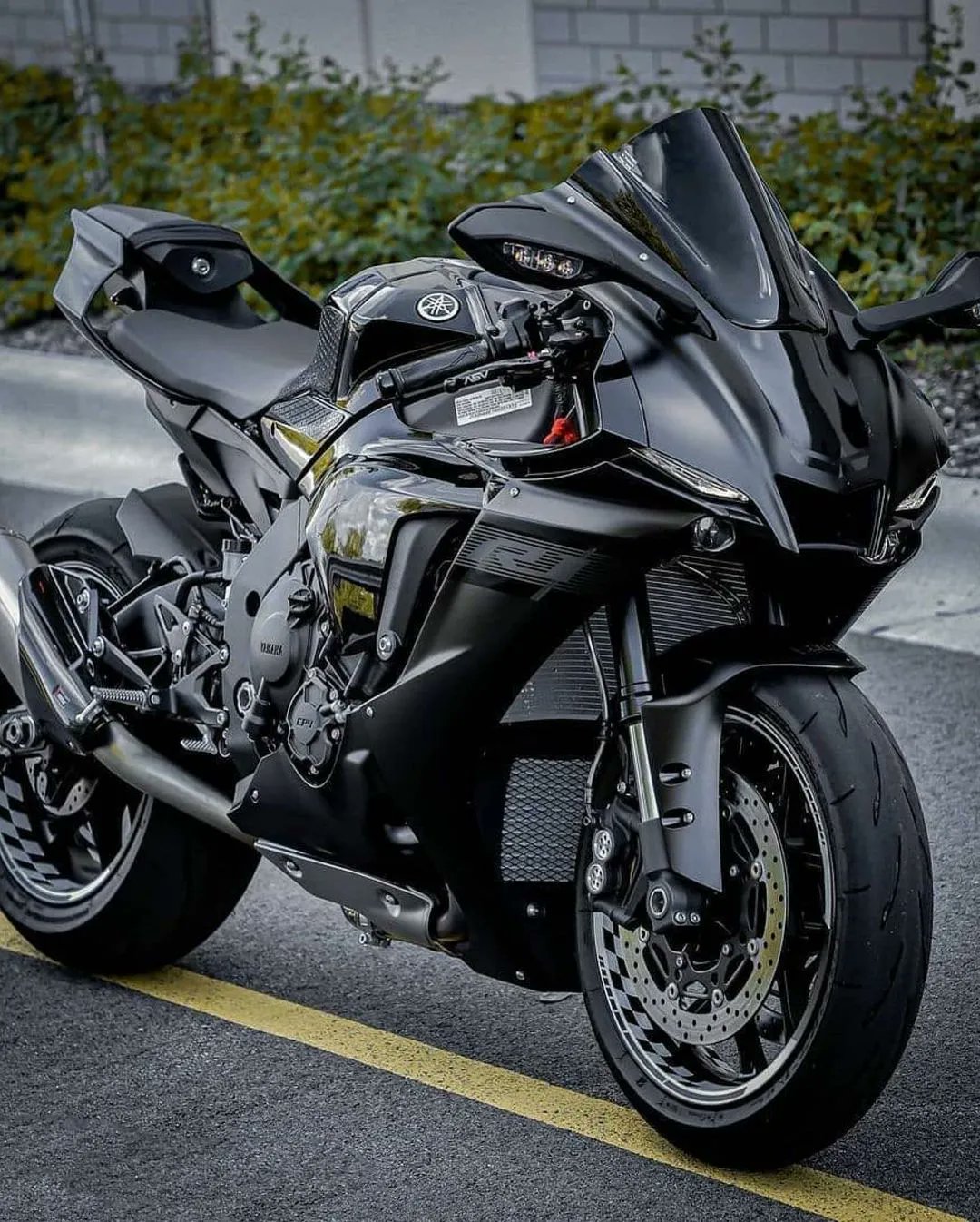 r1 all black