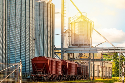NGFA's tweet photo. Working around rail cars is hazardous and loud by nature. Review this NGFA "Safety Tips Sheet" on rail etiquette, shuttle loading communications and overall #rail safety. https://t.co/GE94Sc0bRO
#StandUp4GrainSafety #workplacesafety #focusonsafety https://t.co/XV1YSvr2kK