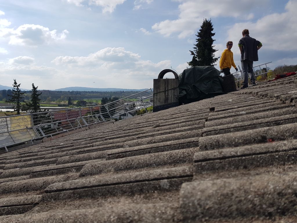 helionauten's tweet photo. #EGch Montage-Crew (Standort #Zürich) grüsst aus #Winkel: Die #Dachrandsicherung ist installiert. Jetzt können die Arbeiten für eine neue #Solaranlage starten. #Solarprofis @work https://t.co/IevSdByJmN https://t.co/aUCwVLTF5l